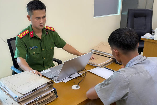 Bình luận xúc phạm lực lượng công an trên facebook, một thanh niên ở Tuyên Quang bị xử phạt Bình luận xúc phạm lực lượng công an trên facebook, một thanh niên ở Tuyên Quang bị xử phạt