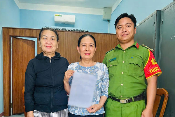 Công an hỗ trợ người dân nhận lại số tiền chuyển khoản nhầm
