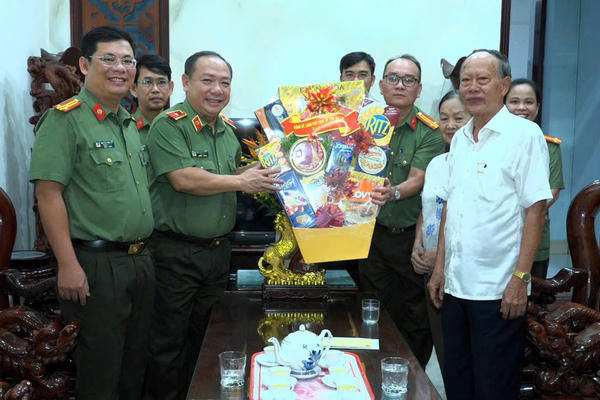 Tri ân các đồng chí nguyên lãnh đạo Công an tỉnh Gia Lai là thương binh nhân kỷ niệm 79 năm Ngày Thương binh - Liệt sĩ