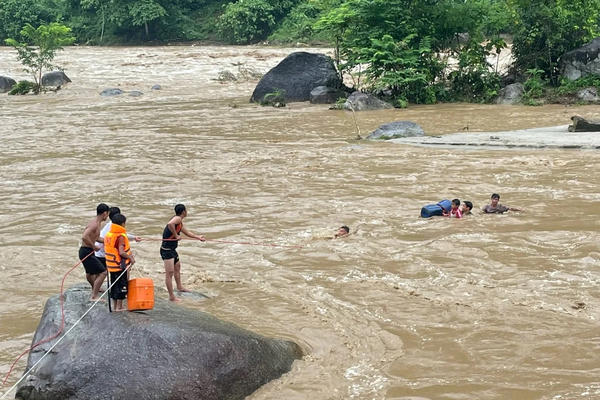 Công an xã Bum Nưa phối hợp Đồn Biên phòng Pa Vệ Sử giải cứu thành công 03 cháu bé giữa dòng lũ