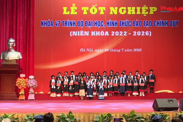 Trường Đại học Luật Hà Nội trao bằng tốt nghiệp cho 1.860 tân cử nhân Khóa 47