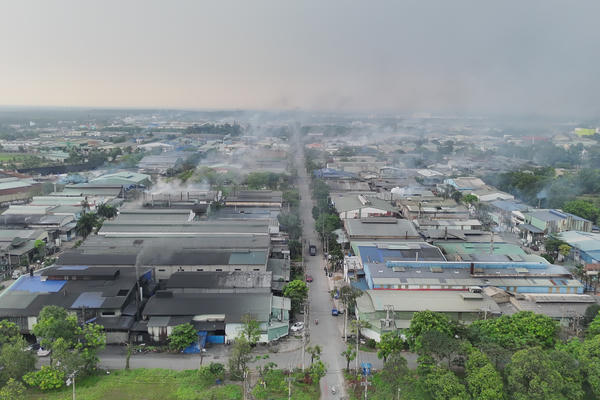 Xử lý điểm nóng ô nhiễm môi trường tại KCN Lê Minh Xuân - TP HCM (Bài 1): Người dân hai thập kỷ sống trong khói bụi và ô nhiễm nghiêm trọng Xử lý điểm nóng ô nhiễm môi trường tại KCN Lê Minh Xuân - TP HCM (Bài 1): Người dân hai thập kỷ sống trong khói bụi và ô nhiễm nghiêm trọng
