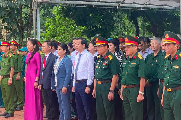 Trang trọng lễ viếng Nghĩa trang Liệt sĩ Sa Thầy