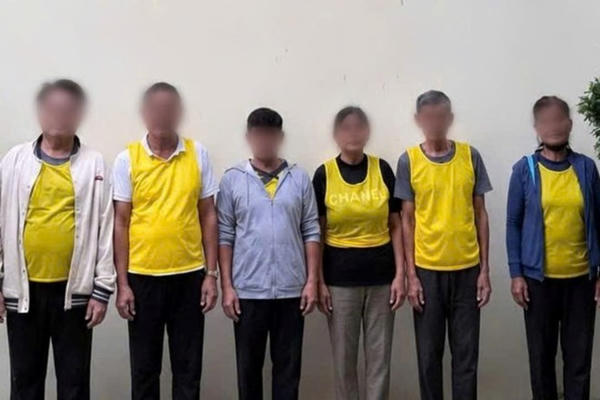 Khởi tố nhóm người nước ngoài dàn cảnh đánh bài, dùng "đô la âm phủ" lừa du khách quốc tế