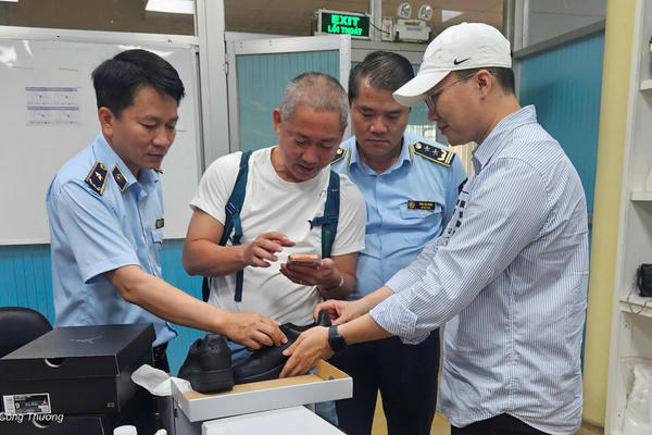Điểm tin Pháp Luật ngày 25/07: Phát hiện nhà máy sản xuất số lượng lớn giày giả mạo nhãn hiệu NIKE xuất khẩu vào Mỹ
