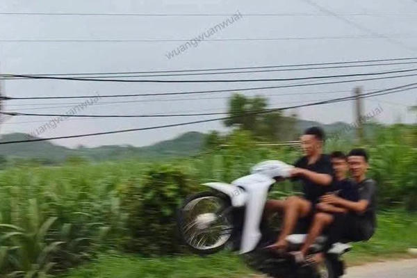 CSGT Nghệ An xử lý nghiêm nhóm thanh niên không mũ bảo hiểm, bốc đầu xe máy 