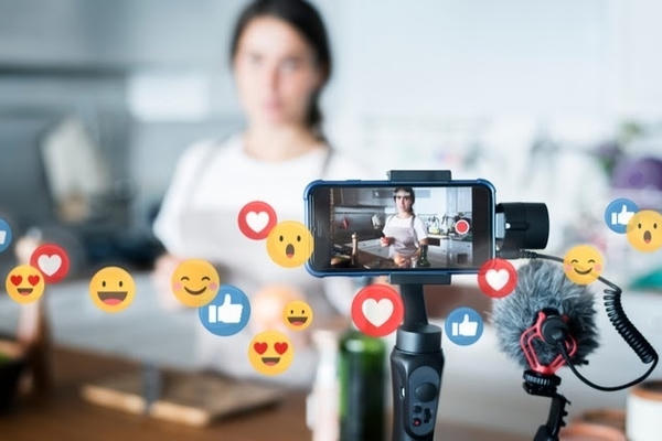 Livestream bán hàng: Doanh nghiệp và hộ kinh doanh cần chủ động tuân thủ pháp luật Livestream bán hàng: Doanh nghiệp và hộ kinh doanh cần chủ động tuân thủ pháp luật