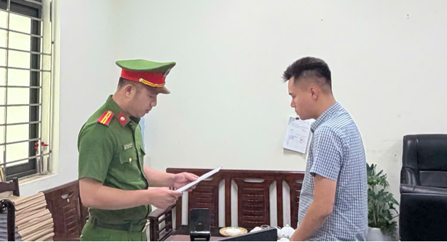 Khởi tố tài xế taxi lợi dụng thẻ thanh toán cước để chiếm đoạt tài sản Khởi tố tài xế taxi lợi dụng thẻ thanh toán cước để chiếm đoạt tài sản