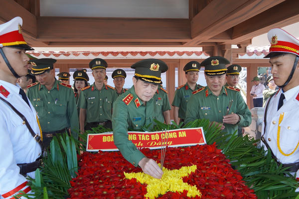 Đoàn công tác Bộ Công an dâng hương tri ân các Anh hùng liệt sĩ và tặng quà gia đình chính sách tại tỉnh Quảng Trị Đoàn công tác Bộ Công an dâng hương tri ân các Anh hùng liệt sĩ và tặng quà gia đình chính sách tại tỉnh Quảng Trị