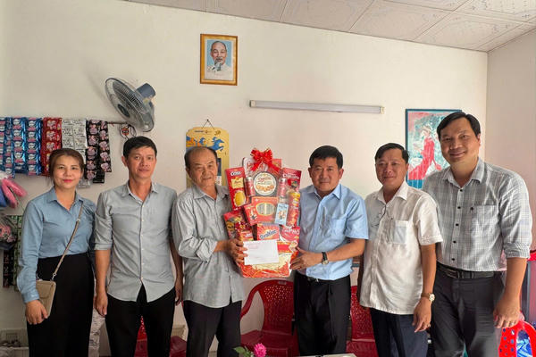 Bí thư Đảng ủy đặc khu Phú Quốc Đinh Văn Nơi thăm, tặng quà gia đình chính sách