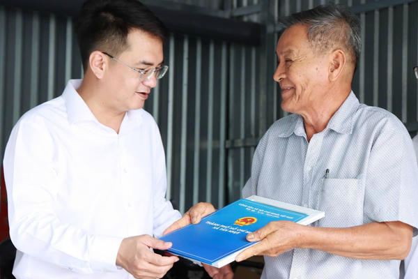 TP HCM: Chủ tịch UBND xã Tân Nhựt đến tận nhà trao Thư cảm ơn, khen thưởng cho các hộ sớm bàn giao mặt bằng mở rộng QL1