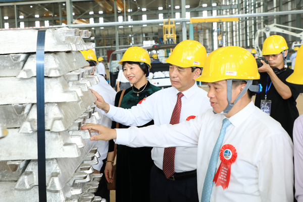 Công bố sản phẩm nhôm thỏi đầu tiên của Việt Nam
Công bố sản phẩm nhôm thỏi đầu tiên của Việt Nam