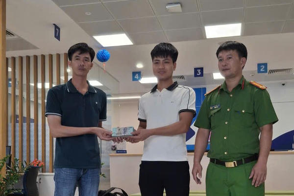Phú Thọ: Công an xã Thanh Thủy hỗ trợ trao trả gần 200 triệu đồng chuyển khoản nhầm Phú Thọ: Công an xã Thanh Thủy hỗ trợ trao trả gần 200 triệu đồng chuyển khoản nhầm