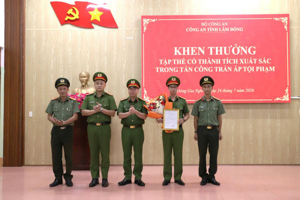 Lâm Đồng: Công an phường Đông Gia Nghĩa được thưởng nóng vì triệt phá 4 vụ đánh bạc trực tuyến gần 86 tỷ đồng