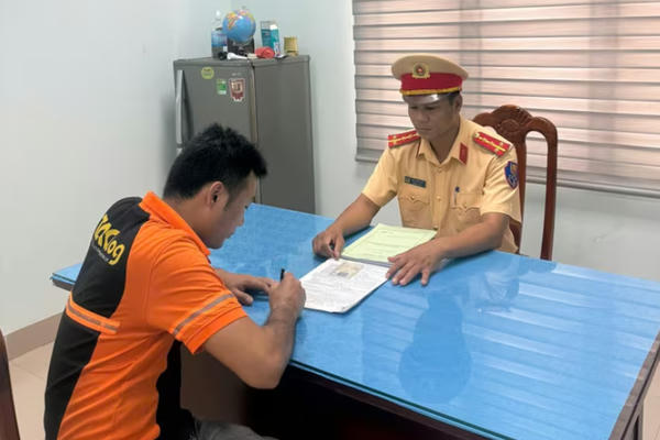 Phạt tài xế xe tải 41,5 triệu đồng, "treo" bằng lái vì cố tình vượt cần chắn đường sắt đang hạ