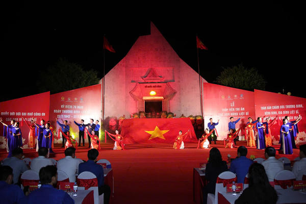 Lắng đọng Lễ thắp nến tri ân các Anh hùng liệt sĩ cấp quốc gia tại Nghĩa trang Liệt sĩ Việt - Lào