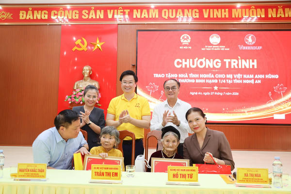 Tập đoàn Vingroup trao tặng nhà ở cho các Mẹ Việt Nam anh hùng và thương binh nặng tại Nghệ An