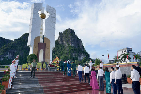 Quảng Ninh dâng hương tưởng niệm các Anh hùng liệt sĩ và Tượng đài Vũ Văn Hiếu