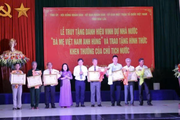 Truy tặng danh hiệu Bà mẹ Việt Nam Anh hùng và tặng Huân chương Lao động cho nhiều cá nhân tỉnh Đắk Lắk