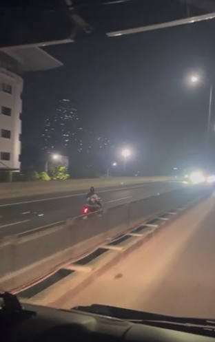 Thanh niên đi xe máy ngược chiều trên Vành đai 3 trên cao, tông trực diện ô tô ở Hà Nội
