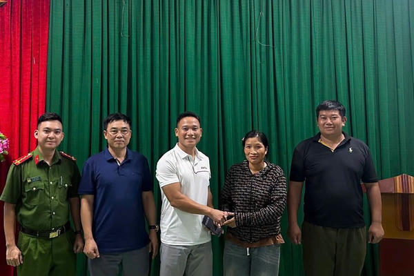 Công an xã Đại Đồng hỗ trợ công dân nhận lại hơn 2 tỷ đồng chuyển nhầm
