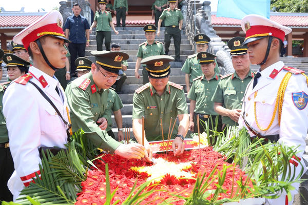 Đoàn công tác Bộ Công an tri ân các Anh hùng liệt sĩ tại tỉnh Quảng Trị