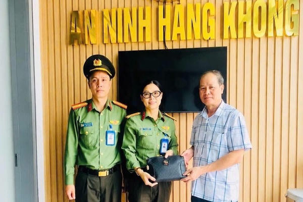 An ninh sân bay Pleiku tìm kiếm và trao trả tài sản hơn 4 tỷ đồng cho hành khách