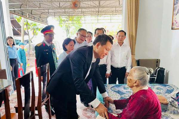 Bí thư Thành ủy Đồng Nai Vũ Hồng Văn thăm, tặng quà Mẹ Việt Nam Anh hùng nhân dịp 27/7