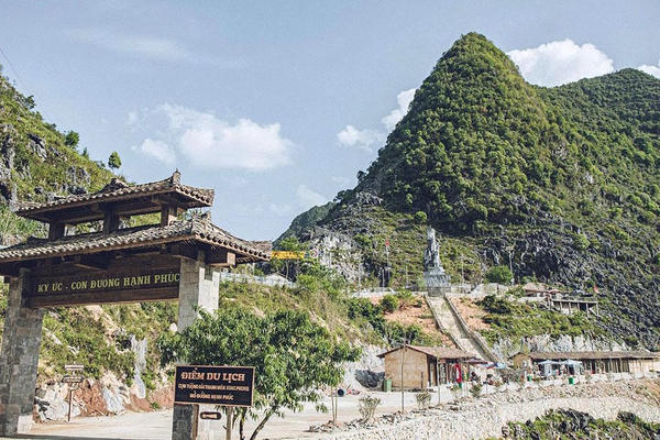 Công nhận cụm tượng đài Thanh niên xung phong mở đường Hạnh Phúc thành Điểm du lịch