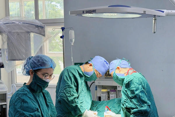 Triển khai thành công kỹ thuật thay thân đốt sống Titan tại Nghệ An