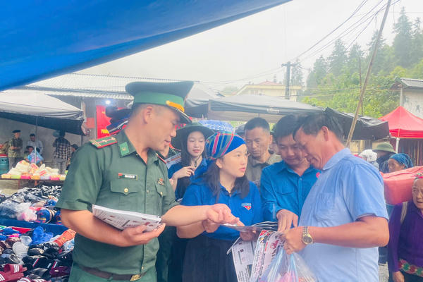 Bổ ích buổi tuyên truyền pháp luật lưu động tại phiên chợ Tả Van vùng biên giới Tuyên Quang 