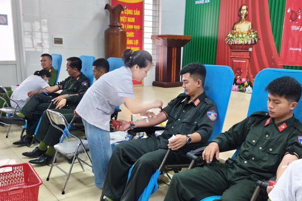8 chiến sỹ Cảnh sát cơ động Hà Tĩnh ra Nghệ An hiến máu trực tiếp cứu người bị TNGT