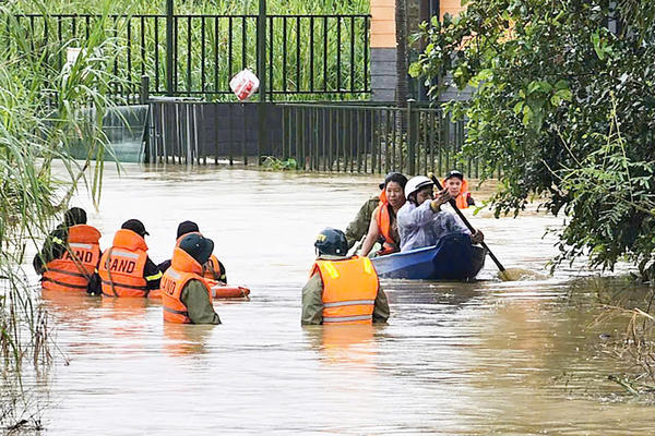 Công an tỉnh Lâm Đồng xuyên đêm hỗ trợ 48 người dân ra khỏi vùng ngập lụt Công an tỉnh Lâm Đồng xuyên đêm hỗ trợ 48 người dân ra khỏi vùng ngập lụt