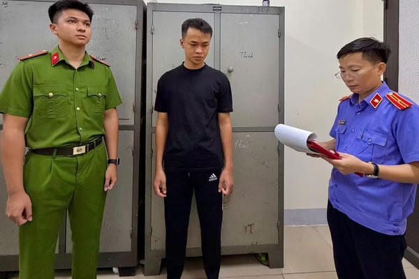 Bắt tạm giam thanh niên đang chấp hành án treo vẫn giả danh công an đi cưỡng đoạt tài sản Bắt tạm giam thanh niên đang chấp hành án treo vẫn giả danh công an đi cưỡng đoạt tài sản