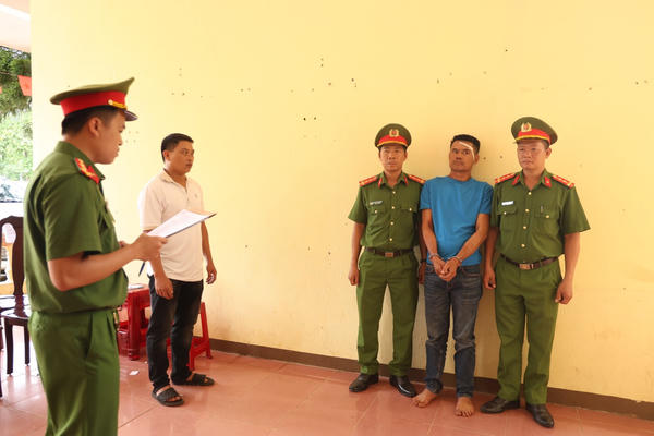 Quảng Trị: Bắt giữ đối tượng vô cớ hành hung cảnh sát khu vực và chém bị thương 2 cán bộ công an Quảng Trị: Bắt giữ đối tượng vô cớ hành hung cảnh sát khu vực và chém bị thương 2 cán bộ công an