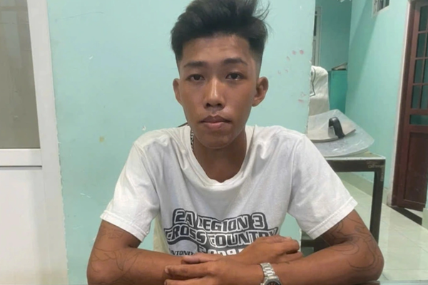 Bắt đối tượng đâm học sinh tiểu học trước cổng trường rồi trốn đi biển Bắt đối tượng đâm học sinh tiểu học trước cổng trường rồi trốn đi biển