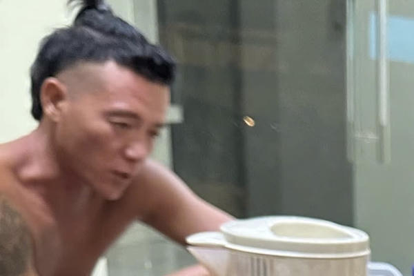 Cảnh sát cơ động kịp thời khống chế, bắt giữ đối tượng “ngáo rượu”, dùng gạch đá đe dọa người dân