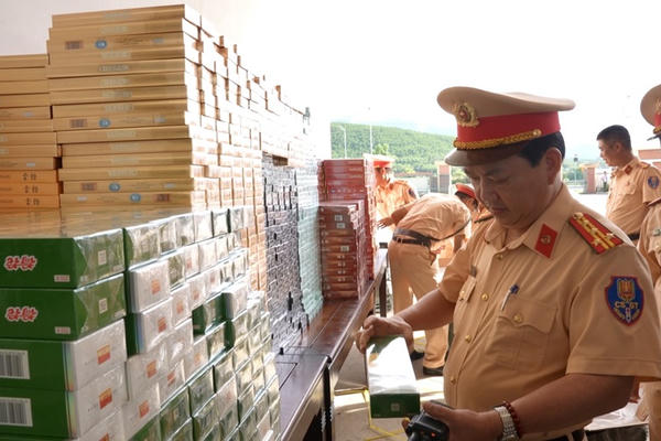Cảnh sát giao thông Huế phát hiện, thu giữ hơn 27.000 bao thuốc lá nhập lậu