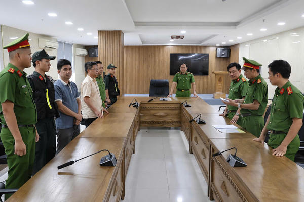 Điểm tin Pháp Luật ngày 01/08: Công an TP. Đà Nẵng bắt giữ người cầm đầu đường dây xuất 6.000 hóa đơn khống trị giá hơn 2.000 tỷ đồng
Điểm tin Pháp Luật ngày 01/08: Công an TP. Đà Nẵng bắt giữ người cầm đầu đường dây xuất 6.000 hóa đơn khống trị giá hơn 2.000 tỷ đồng