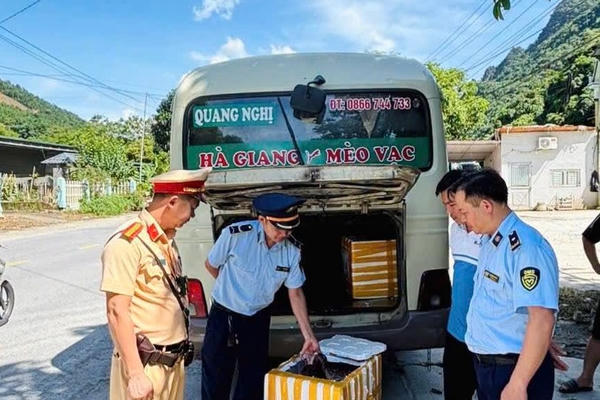Phát hiện xe khách vận chuyển hơn 1 tạ gan, mỡ lợn không rõ nguồn gốc