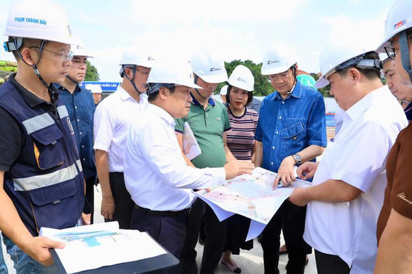 Chủ tịch Hà Nội kiểm tra tiến độ hai dự án trọng điểm tại Hồ Tây