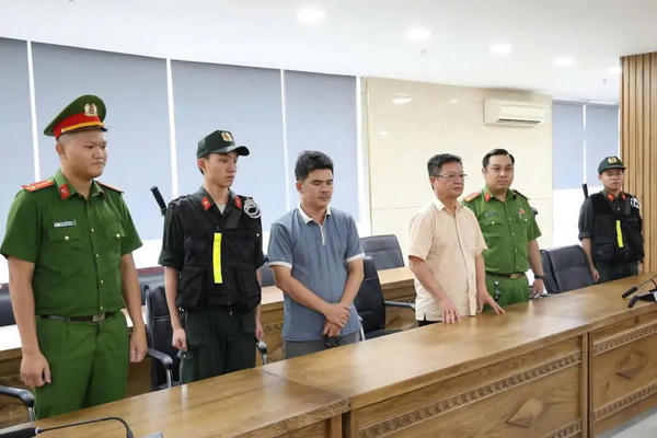 Đà Nẵng: Triệt phá đường dây mua bán trái phép hóa đơn giao dịch hơn 2.000 tỷ đồng Đà Nẵng: Triệt phá đường dây mua bán trái phép hóa đơn giao dịch hơn 2.000 tỷ đồng