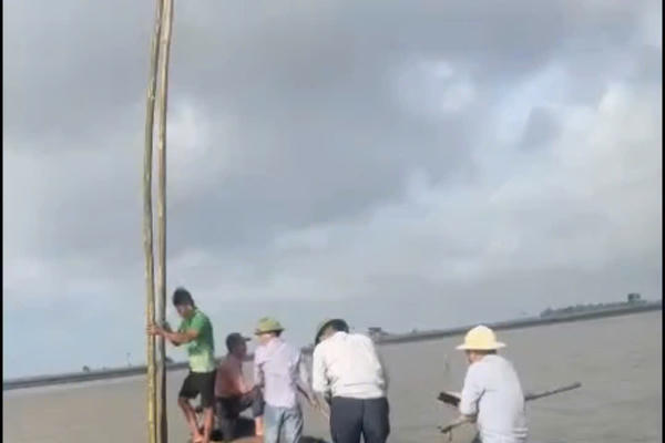 Vụ "Hủy hoại tài sản" trên sông Cau: Bị hại kháng cáo đề nghị hủy án vì cho rằng còn dấu hiệu bỏ lọt người phạm tội Vụ "Hủy hoại tài sản" trên sông Cau: Bị hại kháng cáo đề nghị hủy án vì cho rằng còn dấu hiệu bỏ lọt người phạm tội