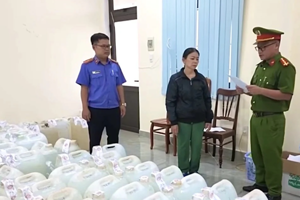 Khởi tố người phụ nữ pha chế hàng trăm can rượu giả từ nước lã và cồn công nghiệp bán ra thị trường 