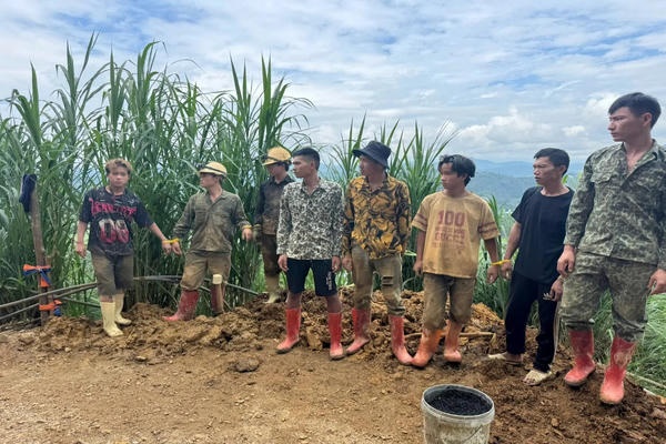 Bắt quả tang nhóm đối tượng khai thác vàng trái phép trong hang sâu ở Lai Châu Bắt quả tang nhóm đối tượng khai thác vàng trái phép trong hang sâu ở Lai Châu