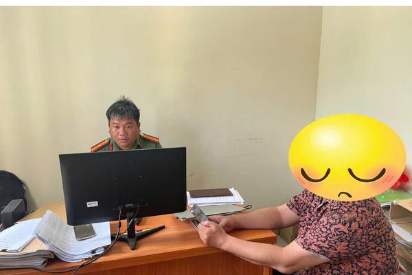 Công an xã An Phước tuyên truyền, nhắc nhở người dân không lan truyền thông tin chưa được kiểm chứng trên mạng xã hội