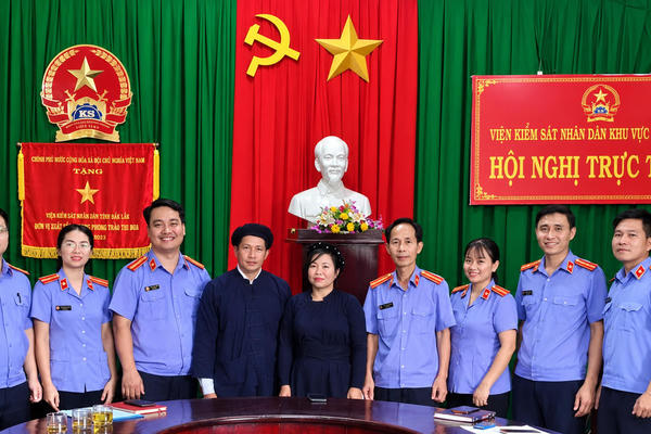 Viện Kiểm sát Đắk Lắk lần đầu khởi kiện bảo vệ trẻ em bị xâm hại, tòa buộc bồi thường hơn 50 triệu đồng Viện Kiểm sát Đắk Lắk lần đầu khởi kiện bảo vệ trẻ em bị xâm hại, tòa buộc bồi thường hơn 50 triệu đồng