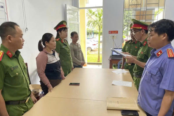 Bắt tạm giam nữ quái ở Gia Lai lừa chiếm đất, thế chấp vay 200 triệu đồng rồi bỏ trốn Bắt tạm giam nữ quái ở Gia Lai lừa chiếm đất, thế chấp vay 200 triệu đồng rồi bỏ trốn