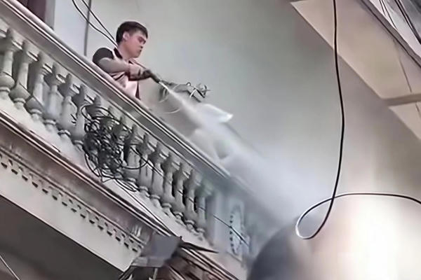 Khởi tố người dùng máy bơm nước cản trở thi hành án ở Hà Nội Khởi tố người dùng máy bơm nước cản trở thi hành án ở Hà Nội