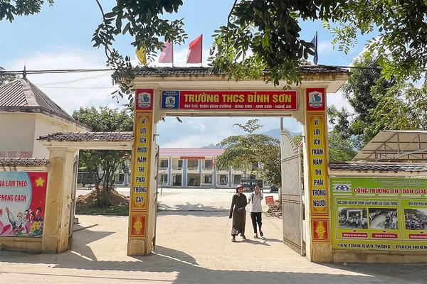 Đình chỉ chức vụ một Hiệu trưởng ở Nghệ An vì liên quan đường dây cá độ bóng đá Đình chỉ chức vụ một Hiệu trưởng ở Nghệ An vì liên quan đường dây cá độ bóng đá
